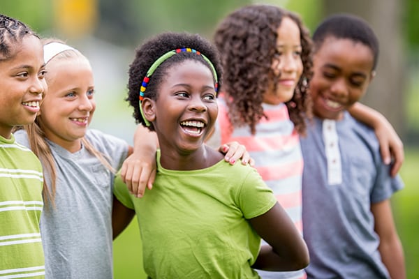 Grupo de niños sonriendo.