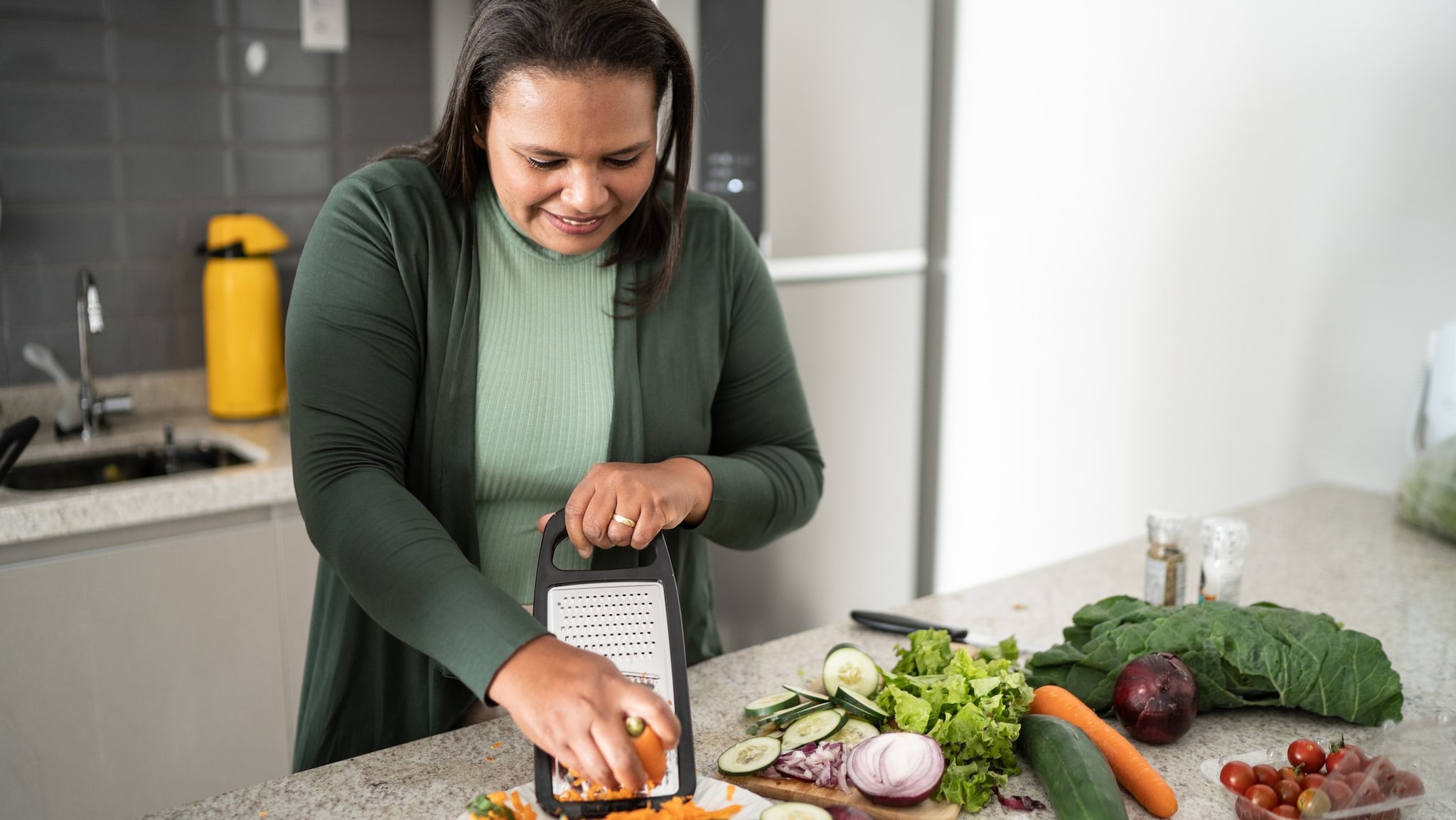 Mujer preparando comida fresca