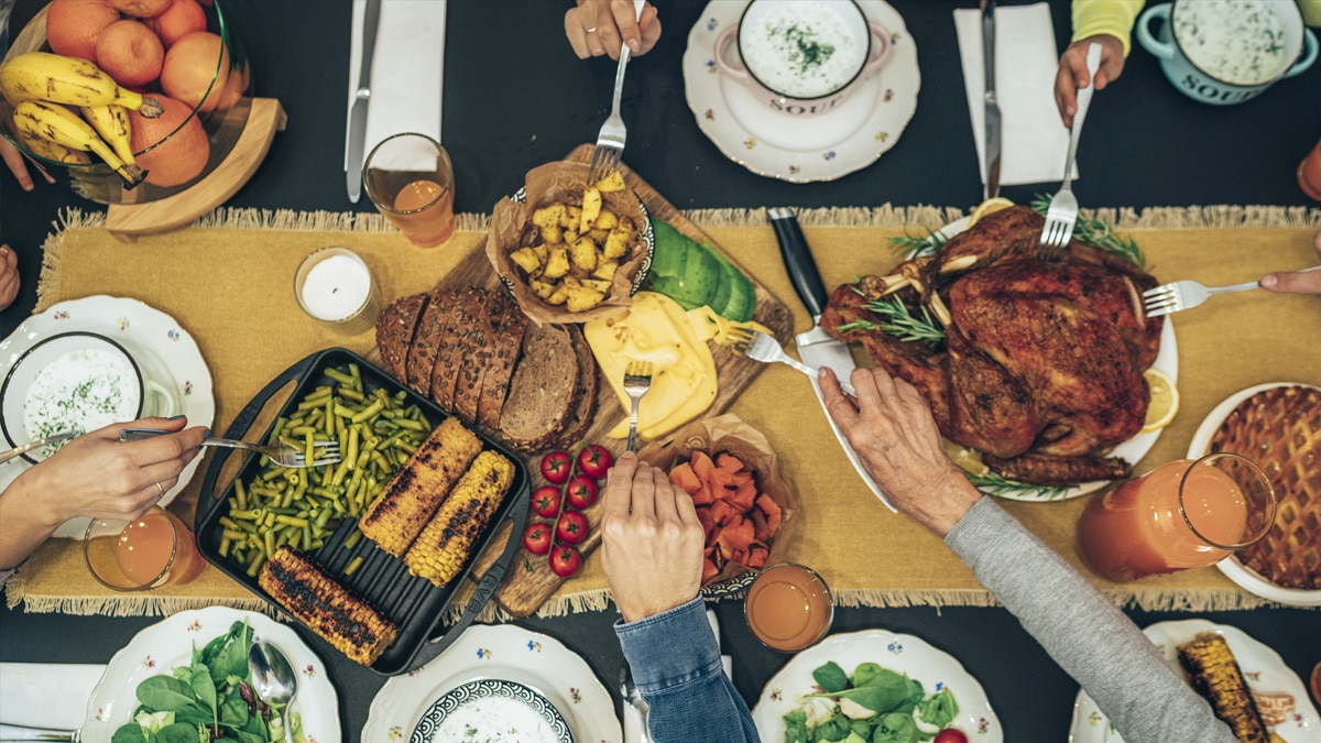 Pavo, vegetales y platos sobre una mesa a la hora de la cena.