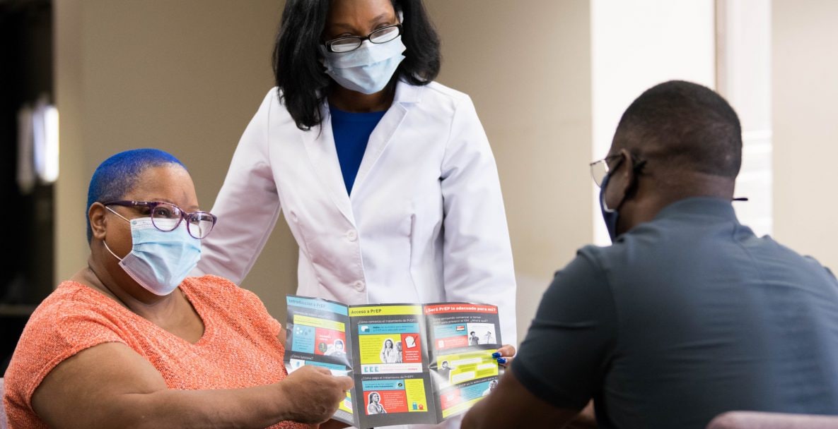 Photo doctor and two patients