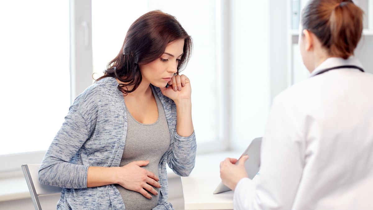 Healthcare provider talking to pregnant patient.