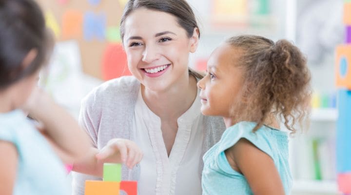 Mujer sonriendo con niños