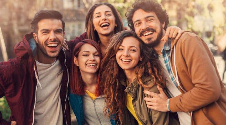 Grupo de amigos sonriendo